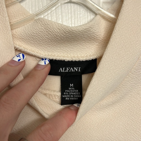 ALFANI cream colored textured split hem tunic. Size Medium. Great condition. - Picture 4 of 8